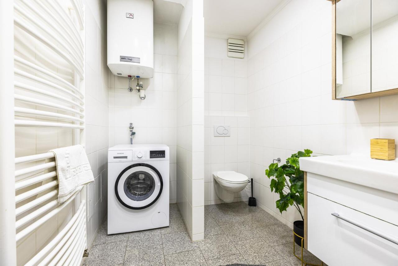 Live Centrally In A Spacious And Modern Apartment In Відень Екстер'єр фото